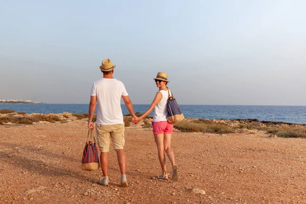 Sabahları sahilde yürüyüş sportif genç çift