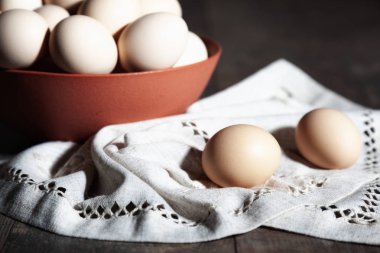 Bir kil kase yumurta