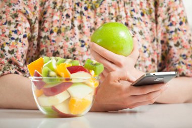 Öğle yemeğinde telefon kullanarak tanınmaz genç kadın