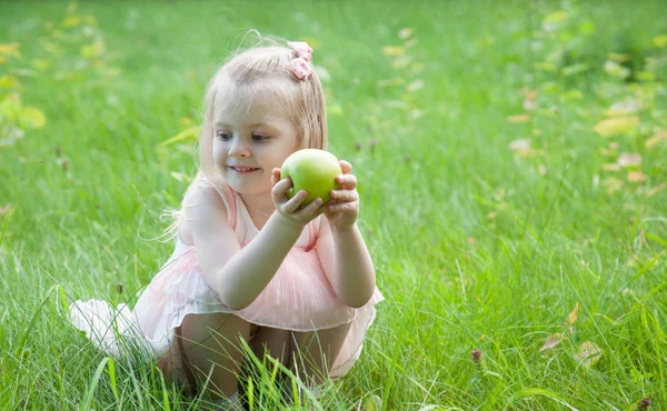 Lycklig Liten Flicka Med Grönt Äpple Sommar Park — Stockfoto