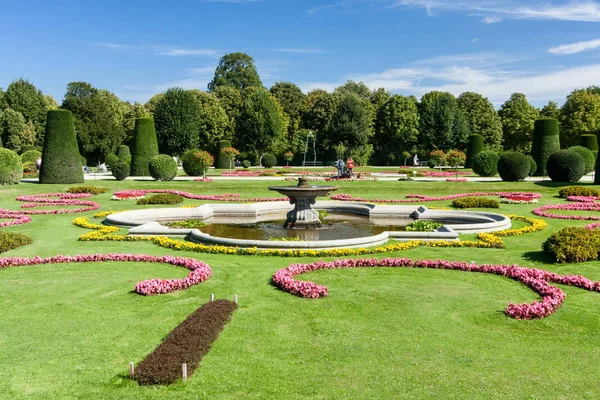 Beautiful summer Schonbrunn park — Stock Photo, Image