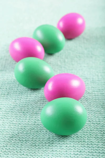 Zielone i fioletowe jajka wielkanocne — Zdjęcie stockowe