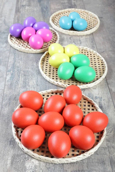 Többszínű húsvéti tojást a fonott szalma állványok — Stock Fotó