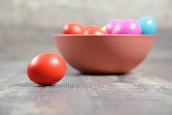 Ovos de Páscoa multicoloridos em uma tigela de barro — Fotografia de Stock