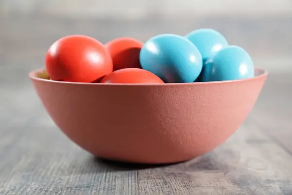 Ovos de Páscoa multicoloridos em uma tigela de barro — Fotografia de Stock