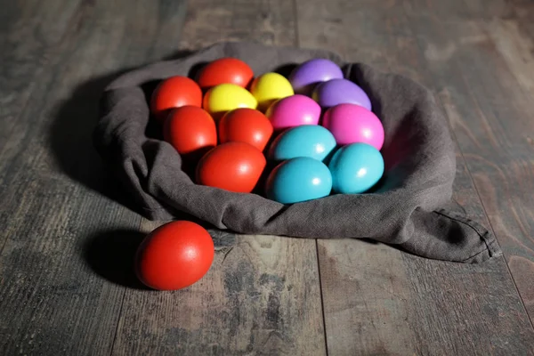Многоцветные пасхальные яйца — стоковое фото