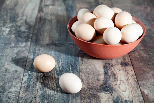 Huevos en un tazón de barro —  Fotos de Stock