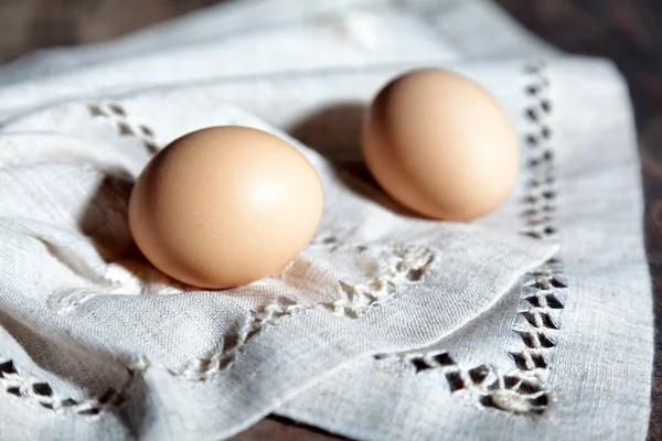 Jajka na lnianej szmatki — Zdjęcie stockowe