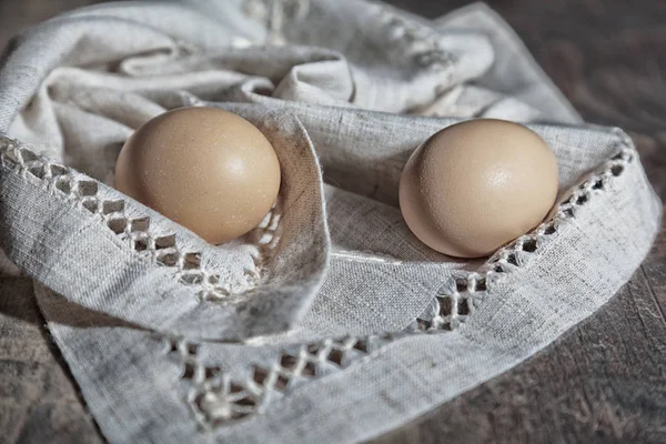 Eier auf einem Leinentuch — Stockfoto