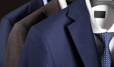 Zarif adam takım elbise satırasılı - closeup çekim