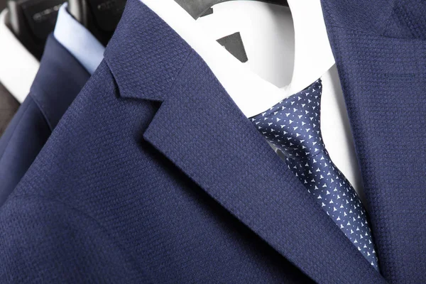 Κομψό Άντρα Κοστούμια Κρέμονται Σειρά Κοντινό Πλάνο — Φωτογραφία Αρχείου