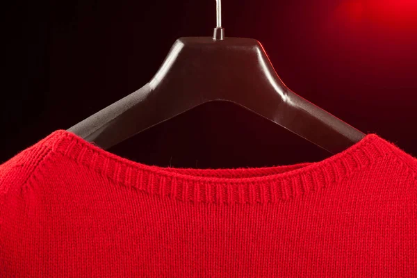 Maglione Rosso Femminile Appeso Sfondo Nero — Foto Stock