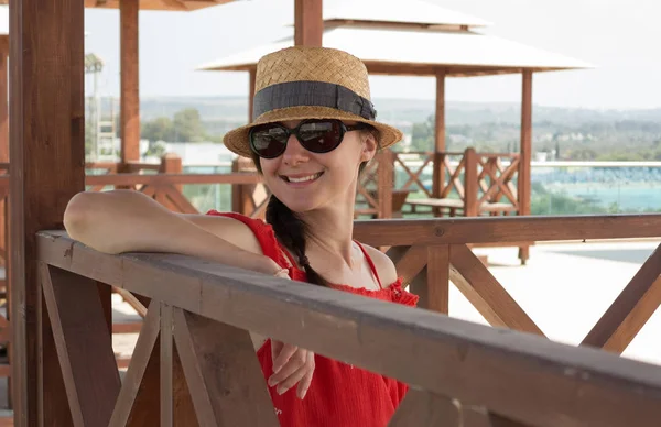 Joyeux Sourire Jeune Femme Passant Temps Sur Terrasse Près Mer — Photo