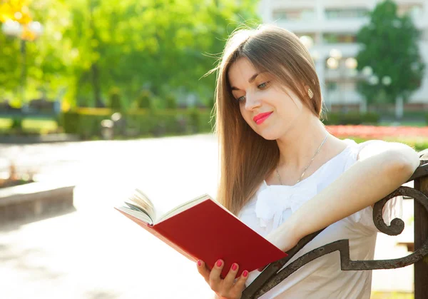 Jovem Mulher Ler Livro Sentado Banco Parque Verão — Fotografia de Stock