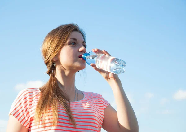 Puur Water Voor Een Gezonde Actieve Levensstijl Aantrekkelijke Jonge Vrouw — Stockfoto