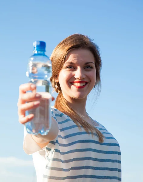 Felice Sorridente Giovane Donna Con Bottiglia Acqua Potabile Fuori — Foto Stock