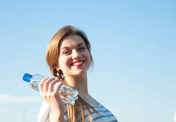 Felice Sorridente Giovane Donna Con Bottiglia Acqua Potabile Fuori — Foto Stock