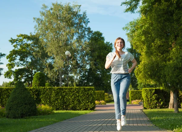 Lycklig Ung Kvinna Njuter Morgon Jogging Sommarpark — Stockfoto