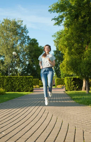 Lycklig Ung Kvinna Njuter Morgon Jogging Sommarpark — Stockfoto