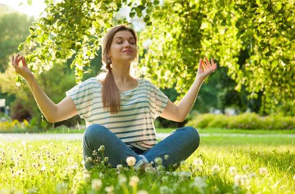 Güneşli Çayırda Oturan Yoga Pratik Rahat Genç Kadın — Stok fotoğraf