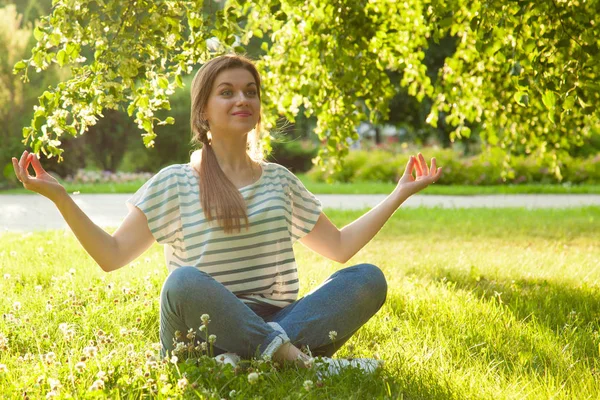 Güneşli Çayırda Oturan Yoga Pratik Rahat Genç Kadın — Stok fotoğraf