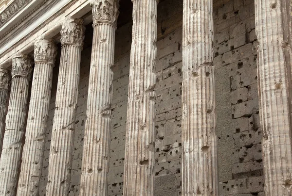 Columnas Del Templo Adriano Roma —  Fotos de Stock