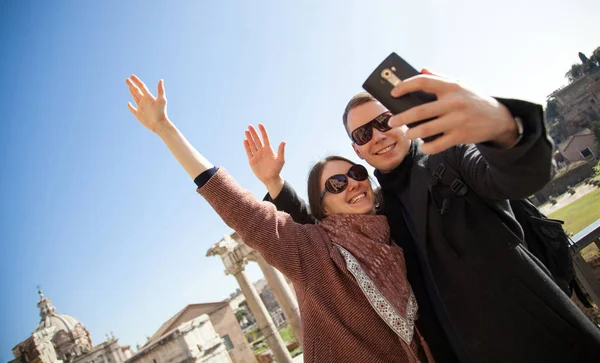 在阳光明媚的日子里 幸福的年轻夫妇在罗马广场上自拍 — 图库照片