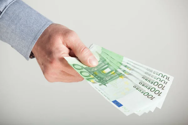 Mano Masculina Que Extiende Los Billetes Euros Primer Plano Sobre —  Fotos de Stock