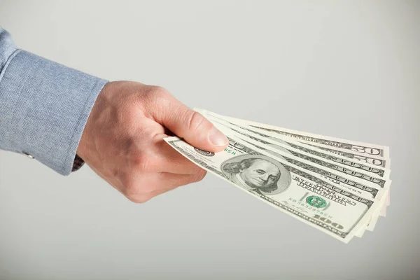 Man Hand Uit Breiden Dollar Bankbiljetten Close Geschoten Grijze Achtergrond — Stockfoto