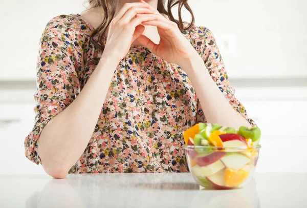 健康食品 健康生活方式 难以辨认的年轻女子早餐有新鲜水果沙拉 — 图库照片