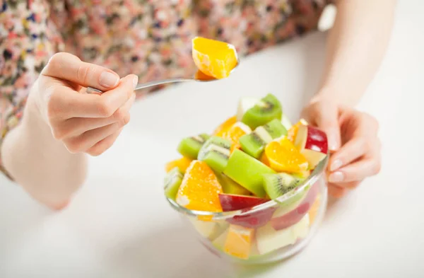 Jovem Irreconhecível Comendo Salada Frutas Frescas Para Almoço — Fotografia de Stock