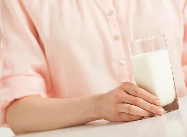 Onherkenbaar Jonge Vrouw Die Glas Verse Melk Vasthoudt — Stockfoto
