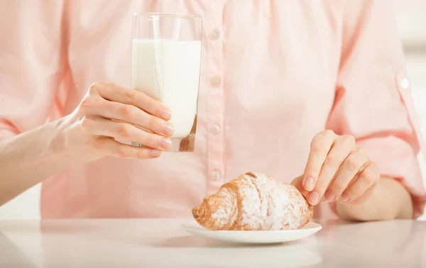 Onherkenbaar Jonge Vrouw Met Croissant Melk Voor Het Ontbijt — Stockfoto
