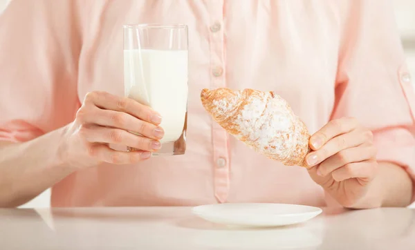 Onherkenbaar Jonge Vrouw Met Croissant Melk Voor Het Ontbijt — Stockfoto