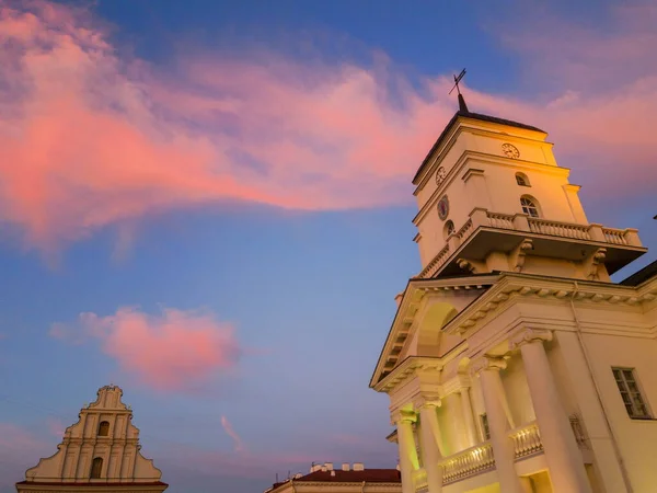 Picturesque sunset in the center of Minsk, town hall view — Stock Photo, Image