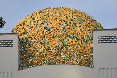 Mavi gökyüzünün önündeki kubbe görüntüsü