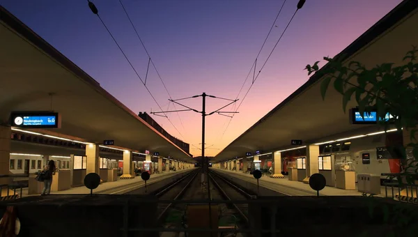 Zonsondergang station, uitzicht op het lege perron — Stockfoto