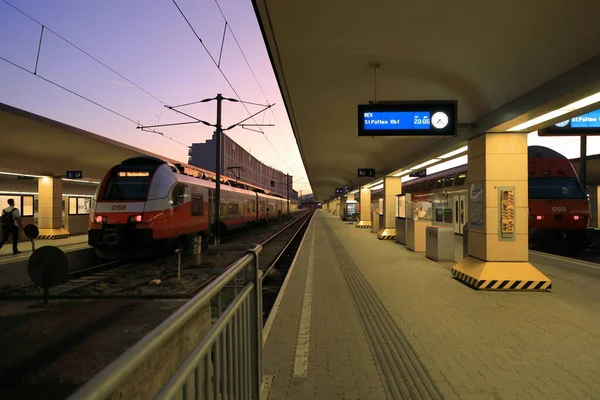 Züge am S-Bahnhof — Stockfoto