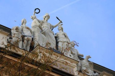 Mariahilferstrasse 'deki binanın ön cephe dekorasyonu.