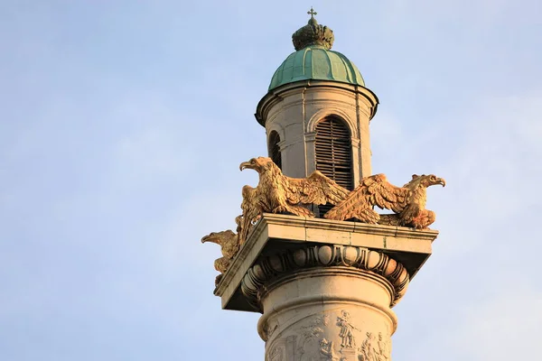 Detalhes arquitetônicos externos de Karlskirche Viena. Áustria — Fotografia de Stock