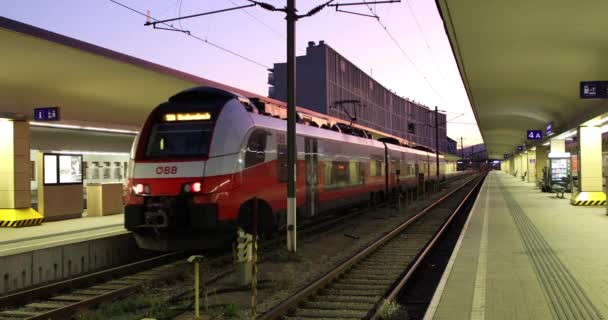 도시 기차역에서 열차가 출발하는 모습 — 비디오
