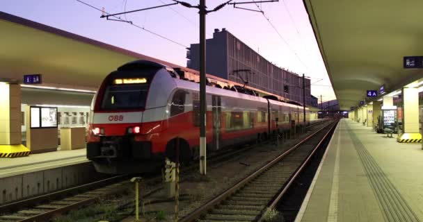 市内鉄道駅からの列車の出発 — ストック動画