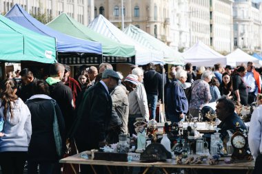 Viyana, Avusturya - 21 Eylül 2019: Naschmarkt 'taki insanlar ve eşyalar, dünyanın dört bir yanından gelen gıda ve tarih özel pazarı