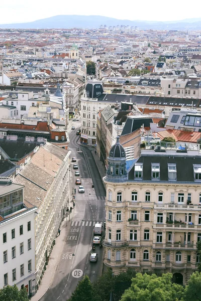 Widok z lotu ptaka na Gumpendorfer Strasse w Wiedniu, typowy widok na wiedeńskie zabytki — Zdjęcie stockowe