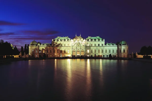 Vienna, Austria - 19 settembre 2019: La vista notturna del Palazzo Belvedere sullo sfondo del cielo blu intenso — Foto Stock