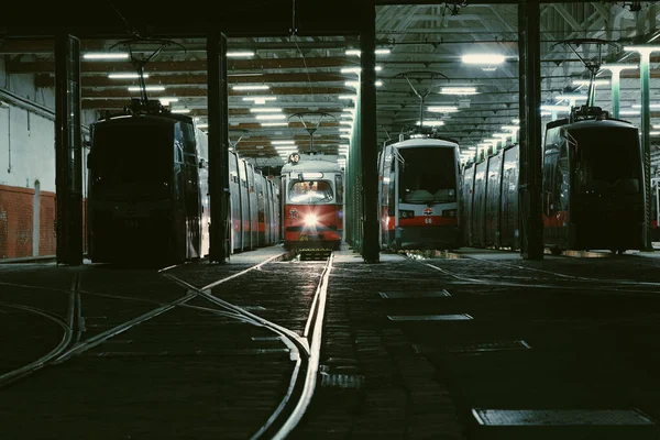 Vídeň, Rakousko - 23. září 2019: Tramvajové nádraží ve Vídni v noci — Stock fotografie