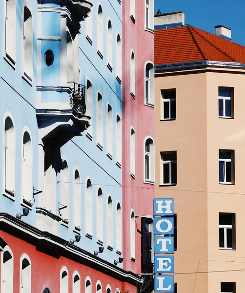 Panneau bleu "Hotel" sur le fond coloré du mur — Photo