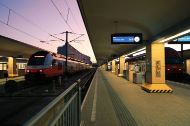 Viyana, Avusturya - 15 Eylül 2019: Modern tren Westbahnhoff tren istasyonunda kalkışa hazır
