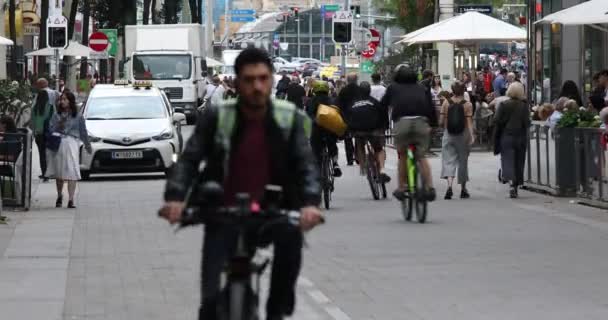Vienne, Autriche - 16 septembre : Typique de la vie urbaine viennoise, les gens marchent et font du vélo autour de la rue piétonne Mariahilfer Strasse, qui est très fréquentée étant rue commerçante — Video