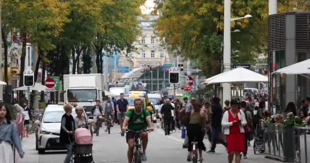 Wenen, Oostenrijk - 16 september: Typisch Weense stadsleven, mensen lopen en fietsen rond in de voetgangersstraat Mariahilfer Strasse, die erg druk is met winkelen — Stockvideo